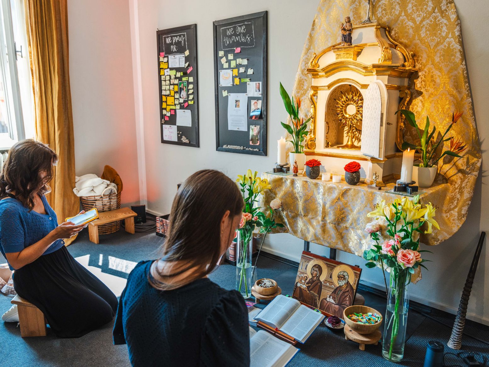Junge Frauen bei der Anbetung in der Kapelle in St. Blasius
